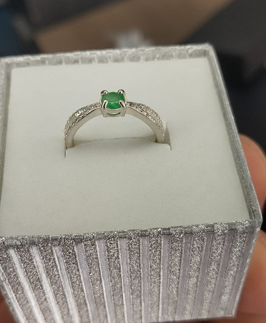 Anillo para dama en plata con esmeralda