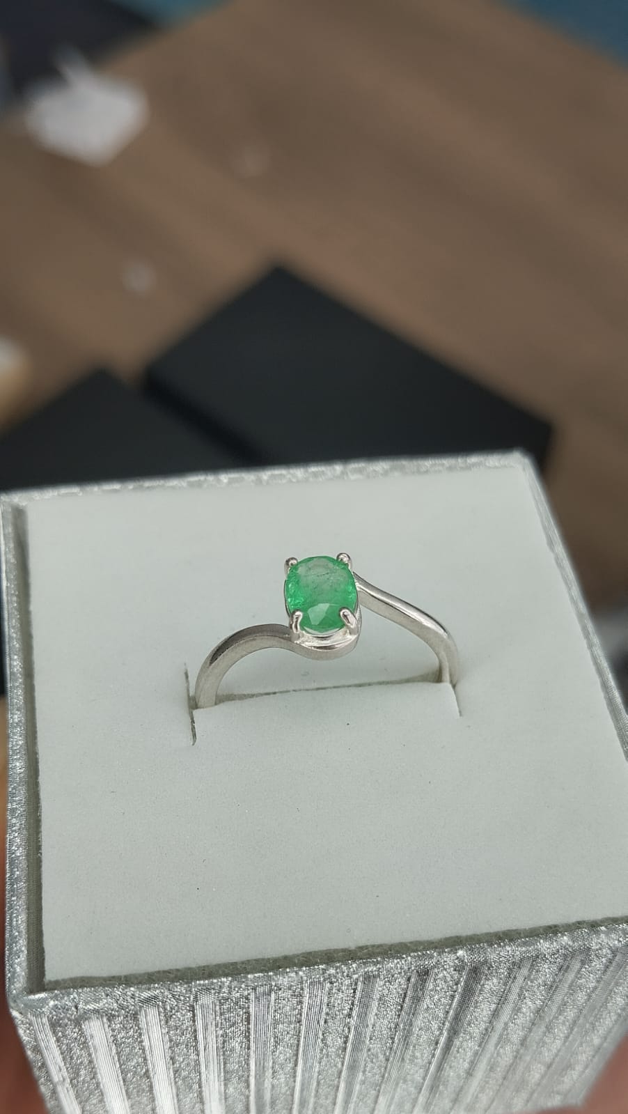 Anillo para dama en plata con esmeralda