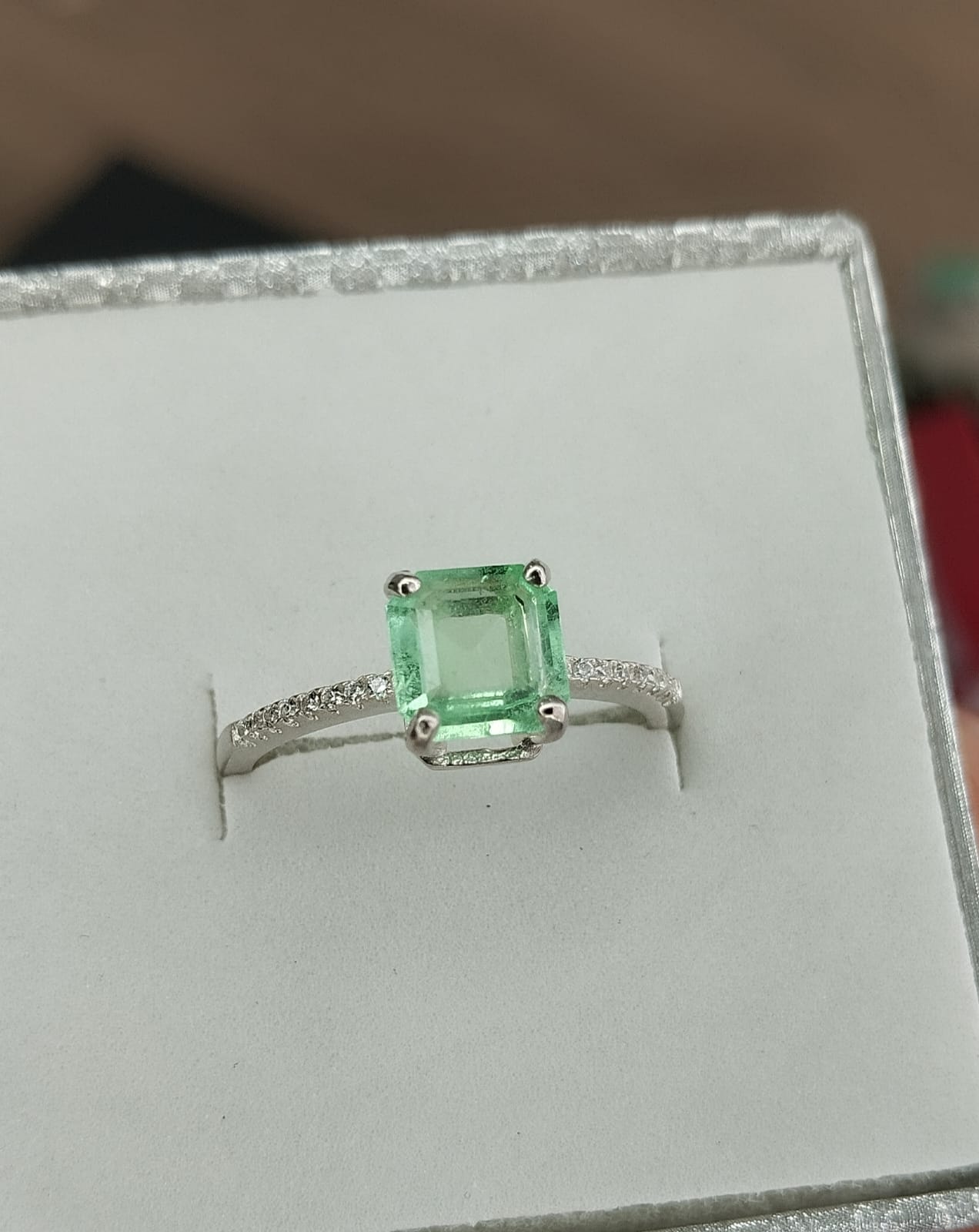 Anillo en plata con esmeralda