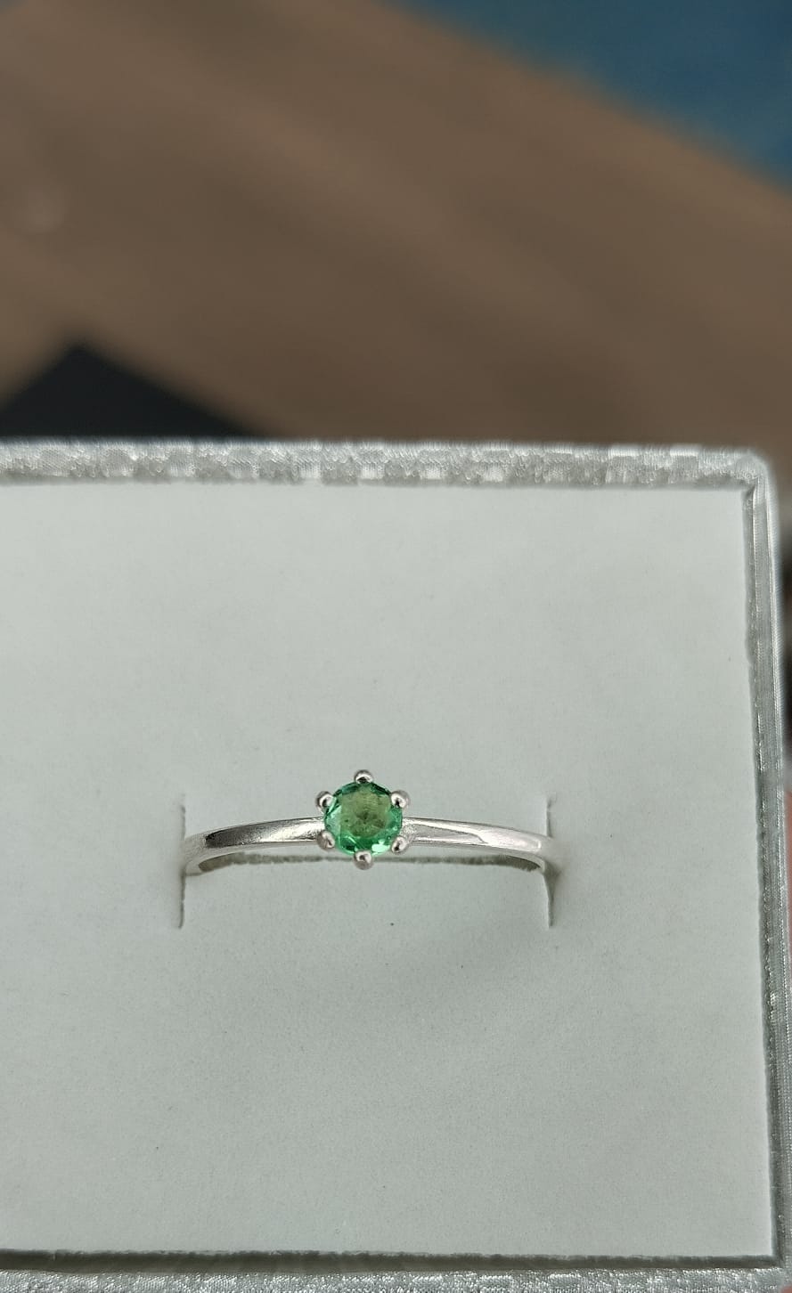 Anillo en pata con esmeralda talla redonda