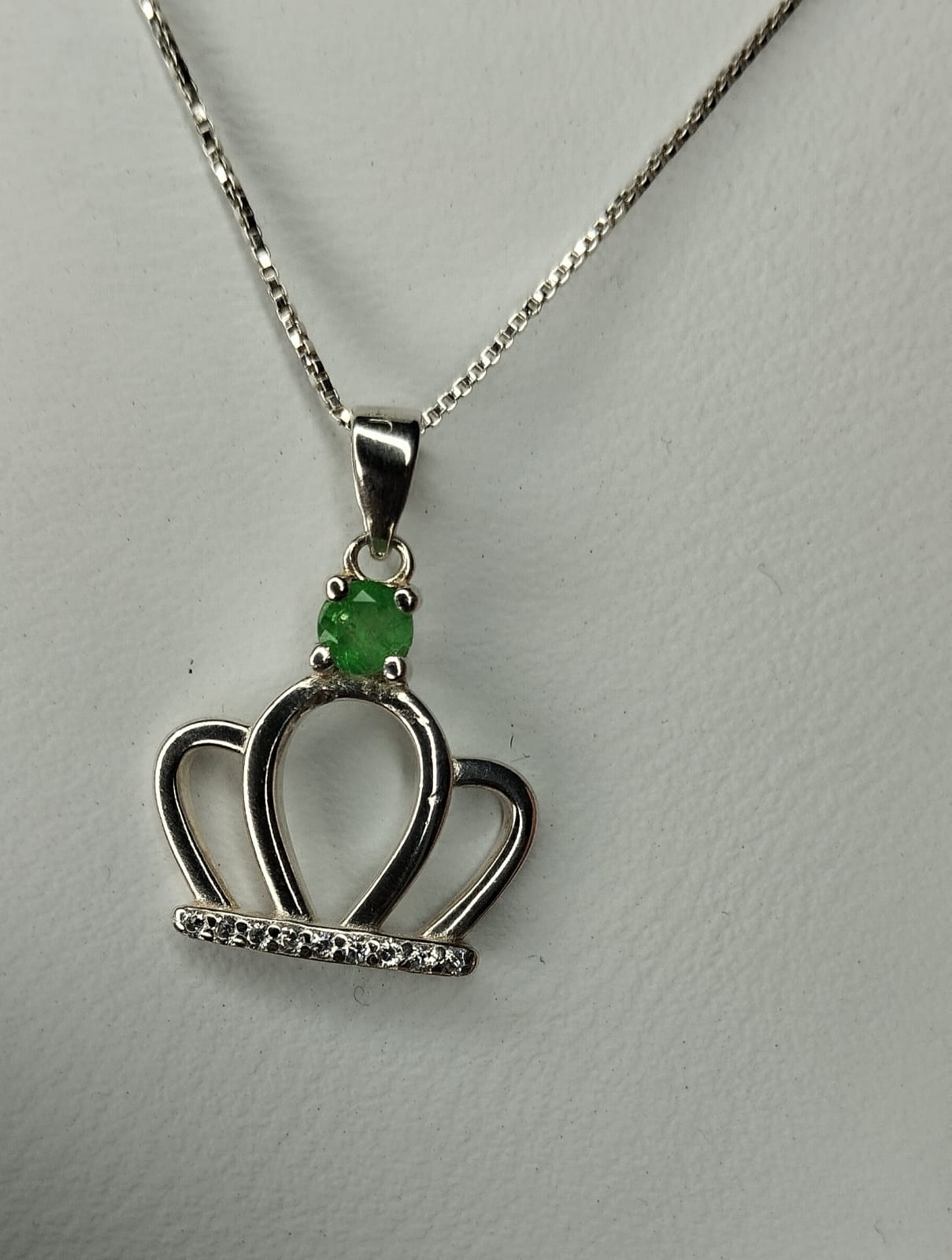 Dije y cadena en plata con esmeralda