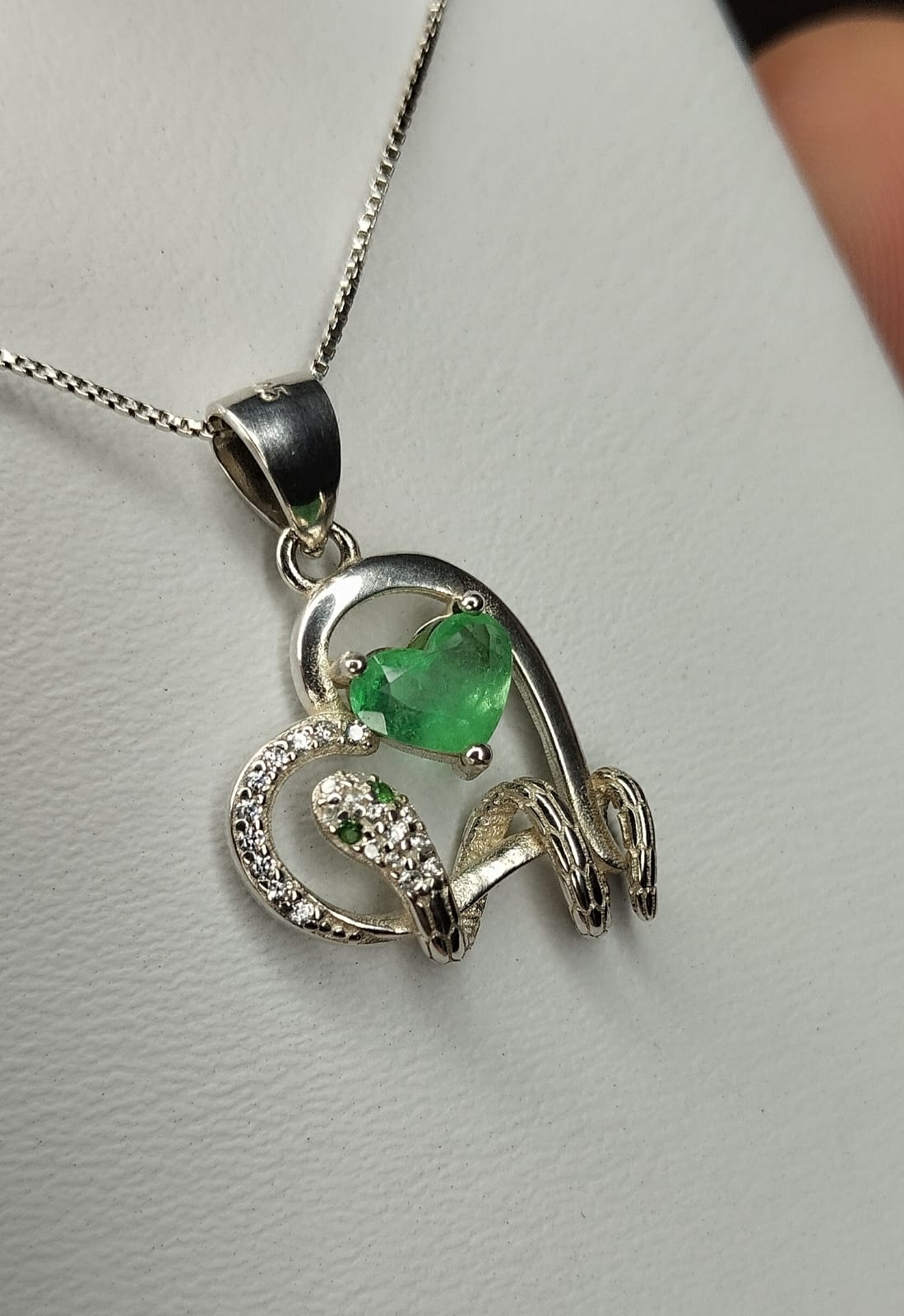 Dije y cadena con esmeralda