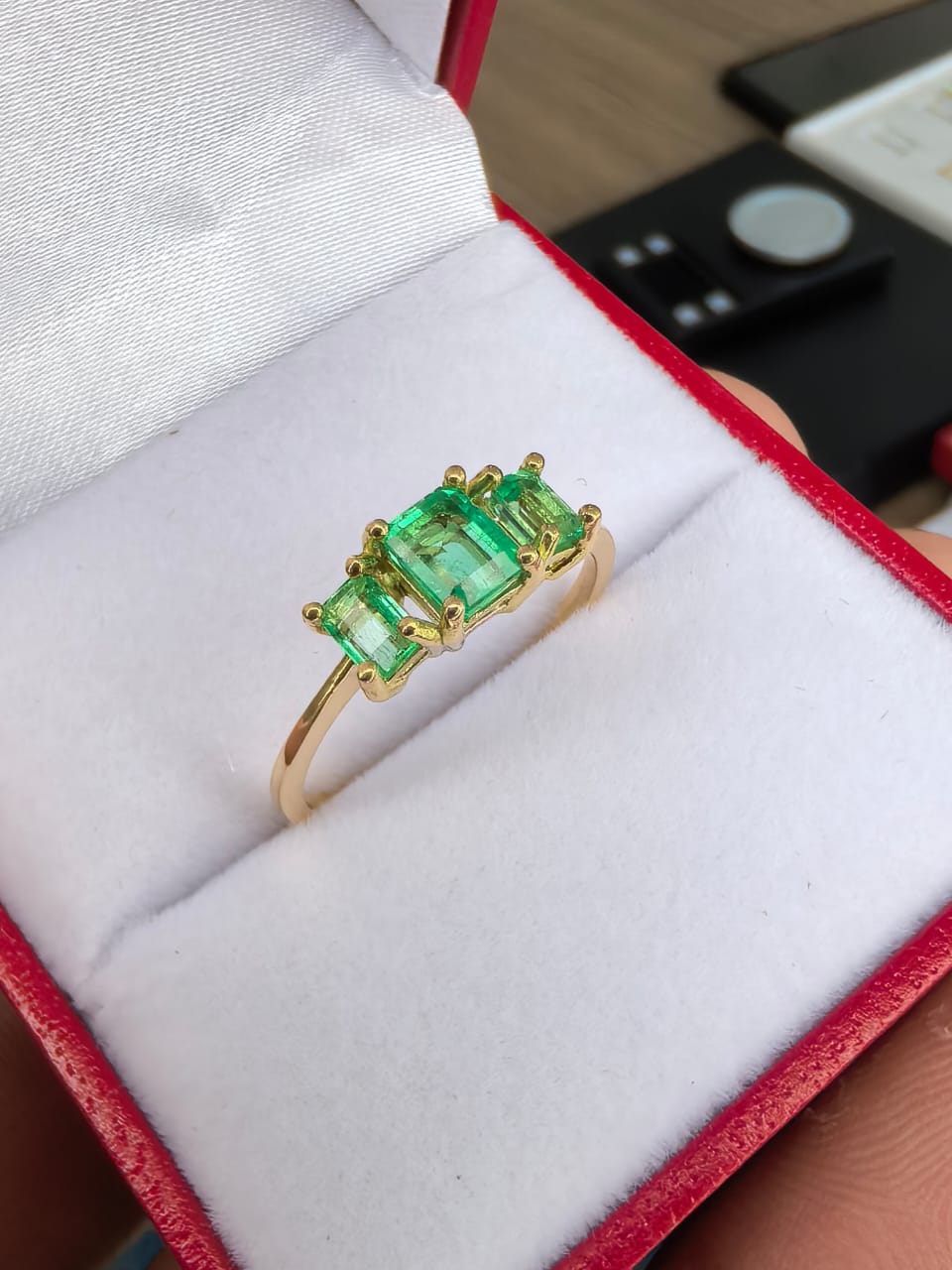Anillo en Oro 18K con esmeralda