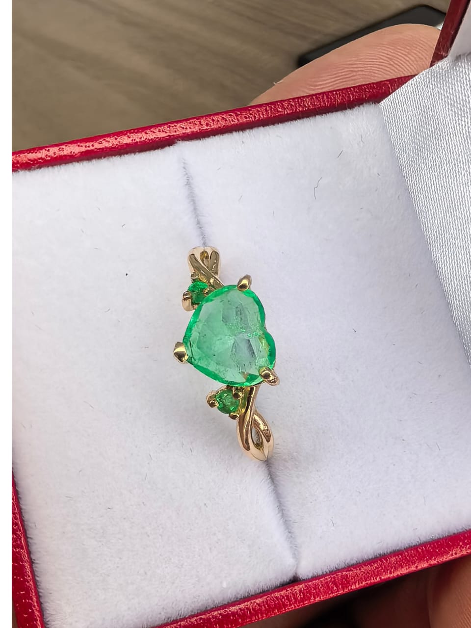 Anillo en Oro 18K con 3 esmeraldas