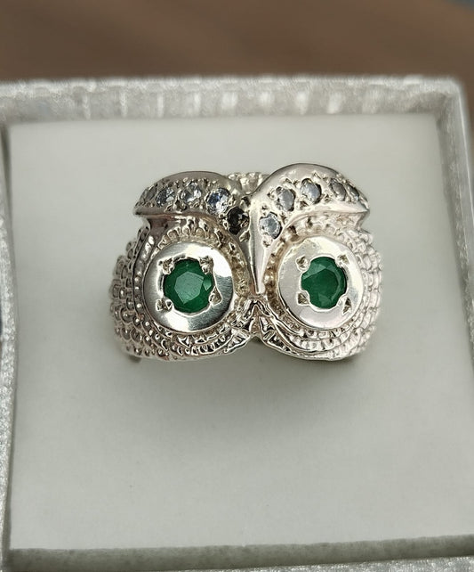 Anillo masculino en plata con esmeraldas