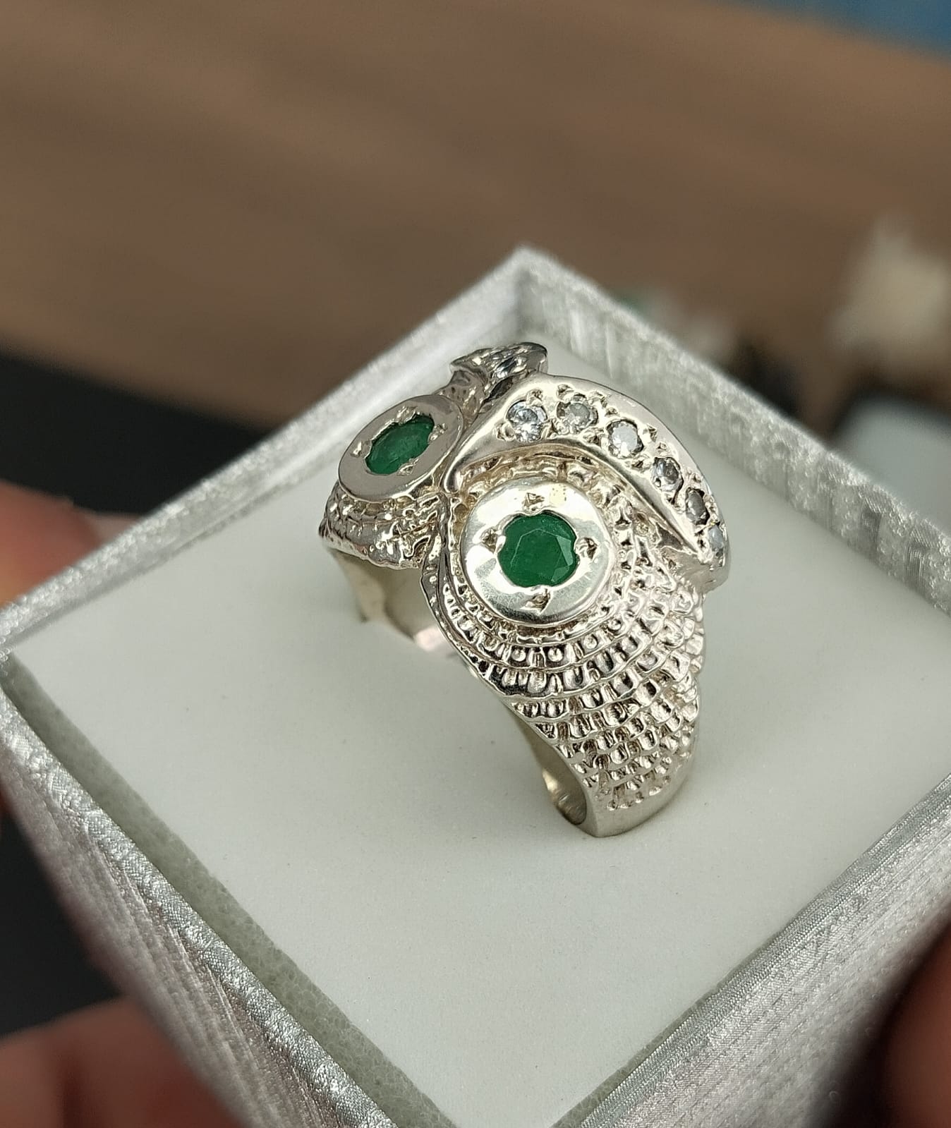 Anillo masculino en plata con esmeraldas