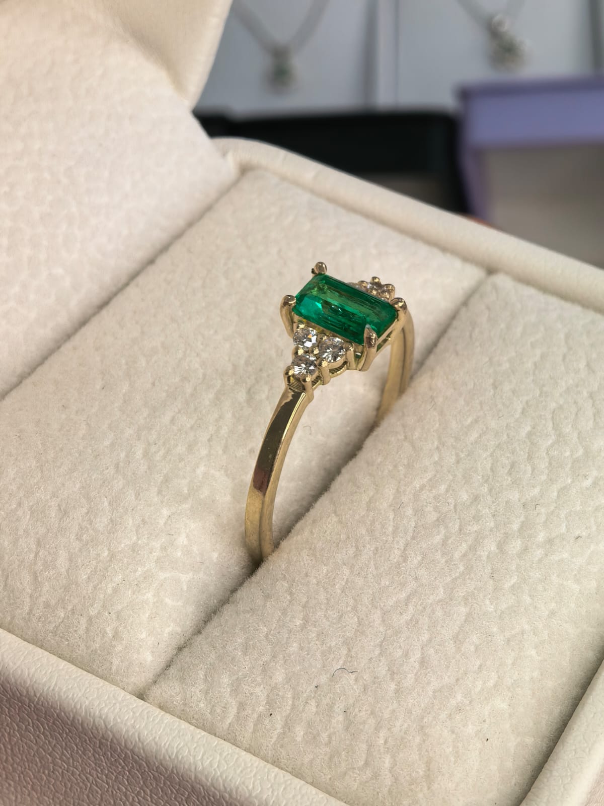Anillo Oro 18k Esmeralda y Diamante