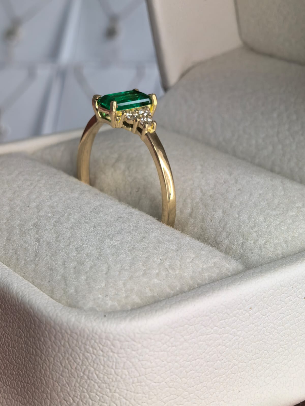 Anillo Oro 18k Esmeralda y Diamante