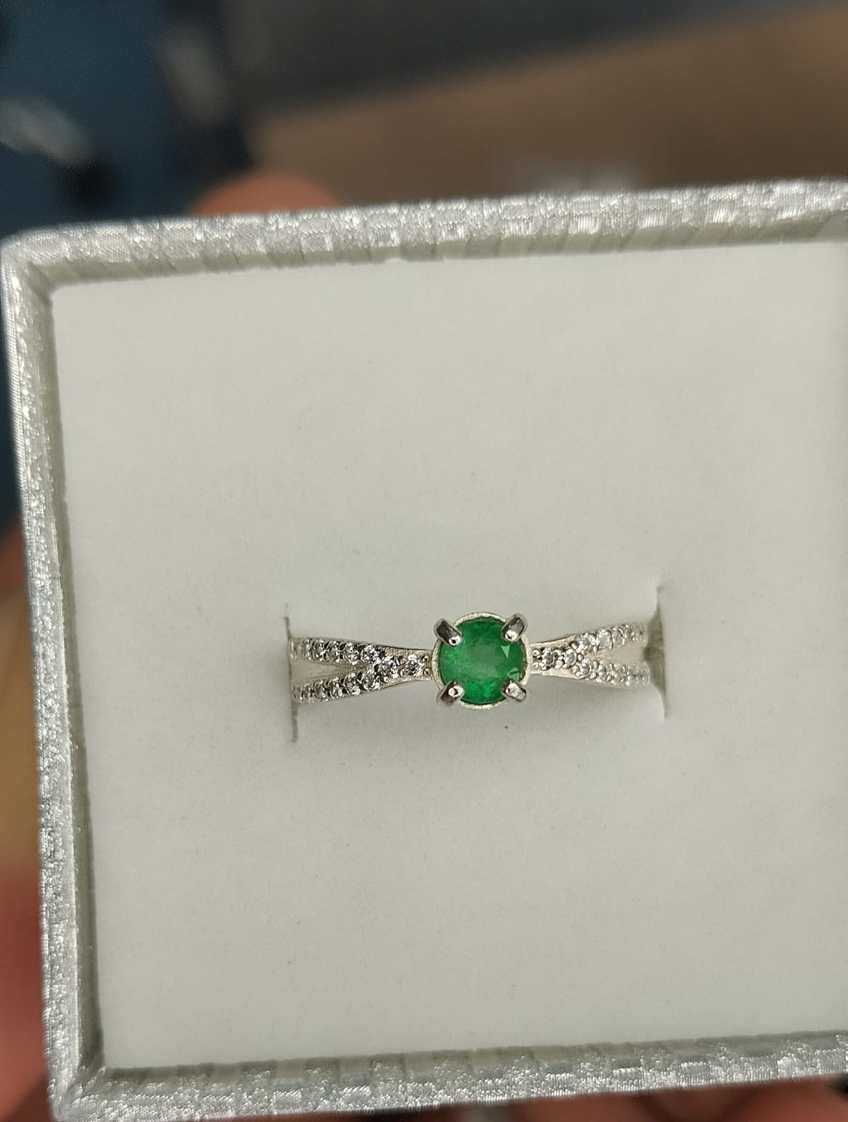 Anillo  para dama en plata con esmeralda