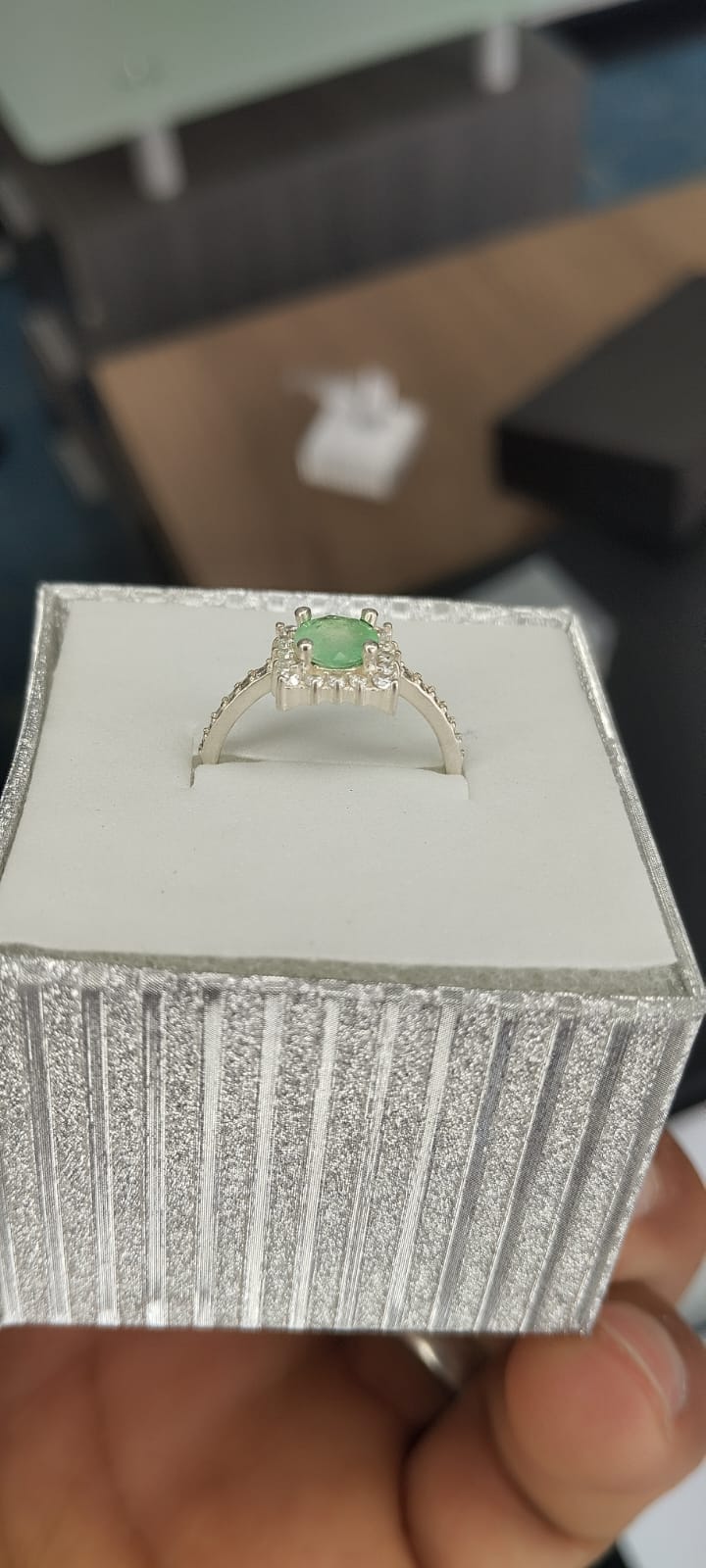 Anillo en plata con esmeralda