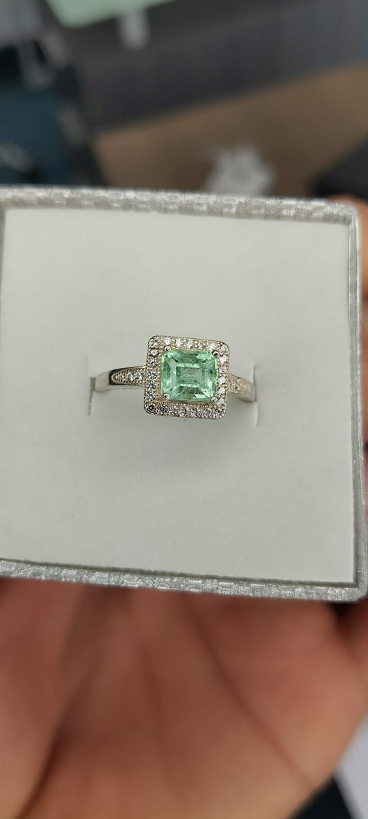 Anillo para dama en plata con esmeralda