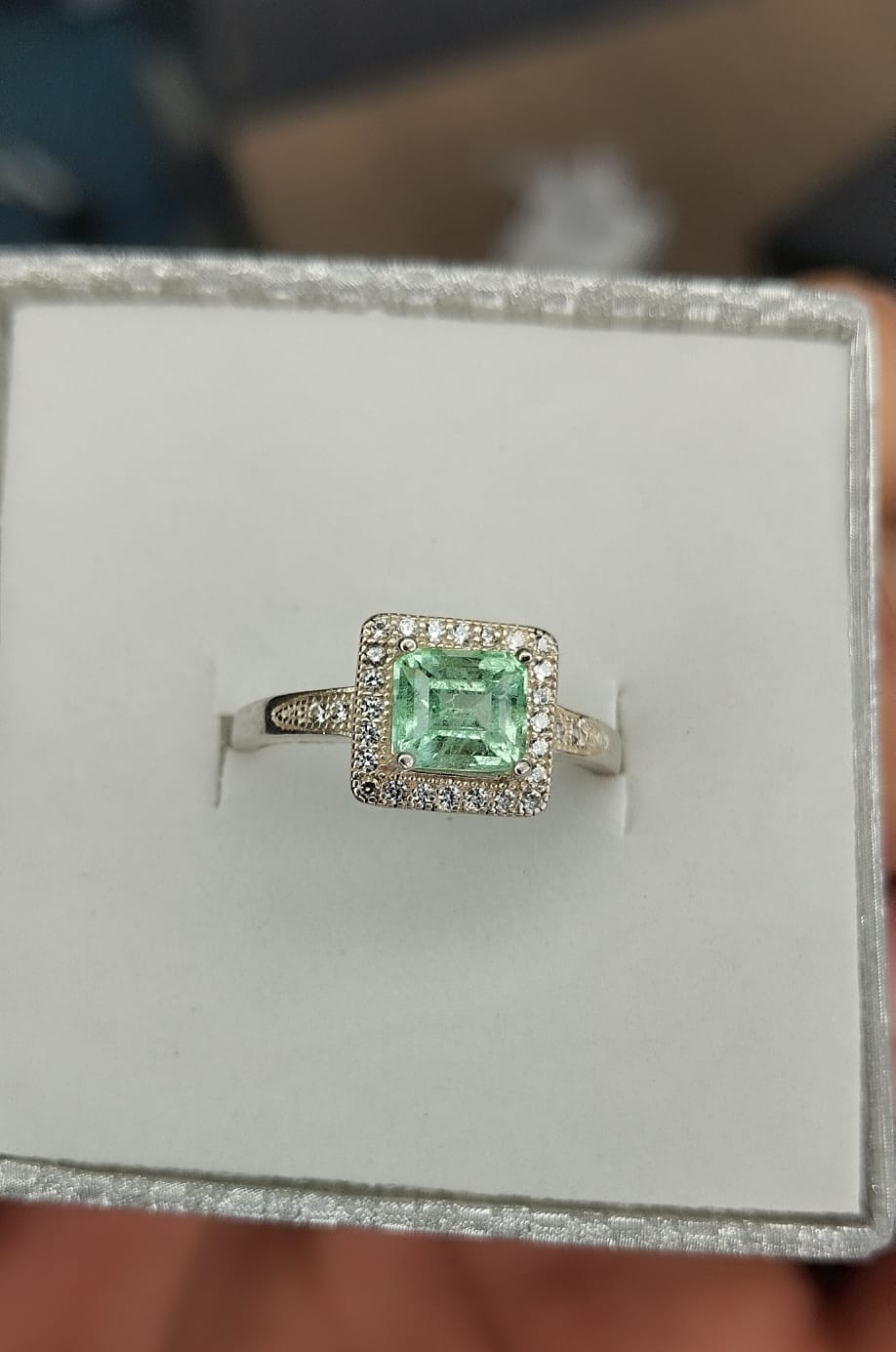 Anillo para dama en plata con esmeralda