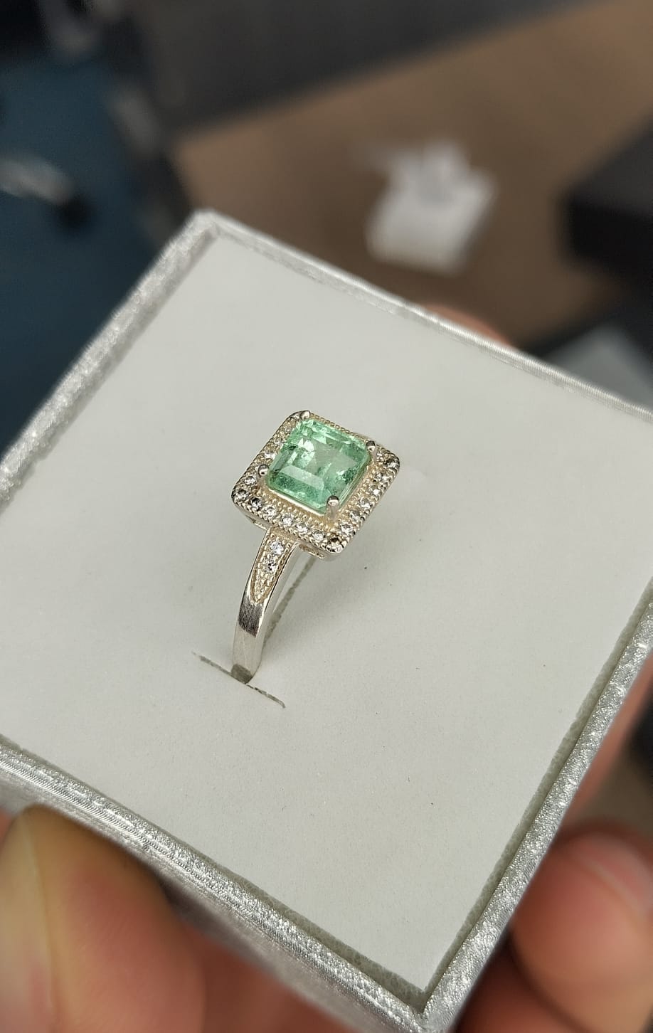 Anillo para dama en plata con esmeralda