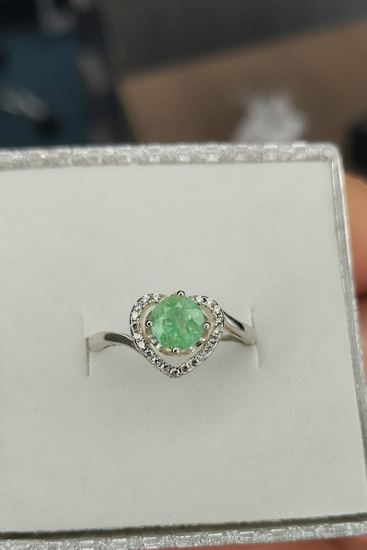 Anillo en plata con esmeralda talla redonda