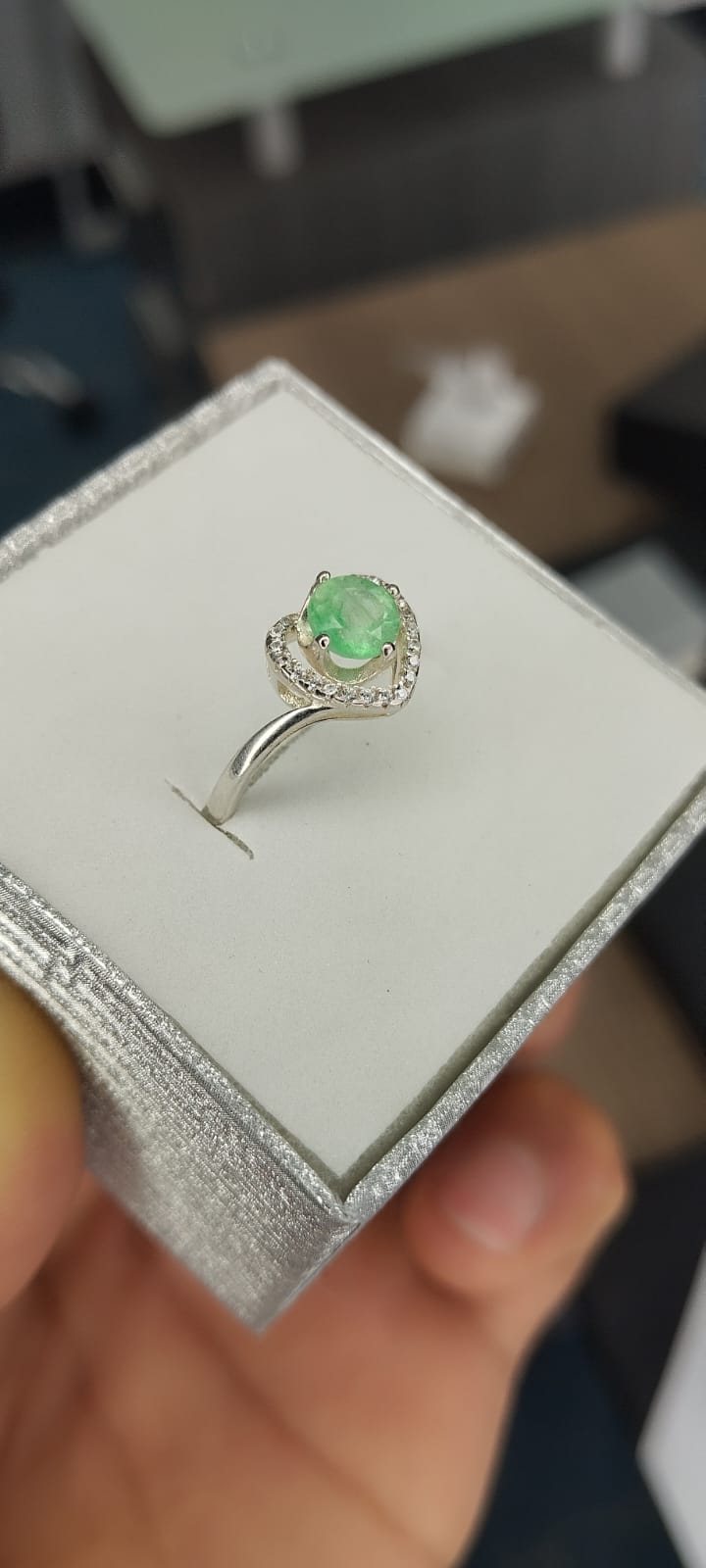 Anillo en plata con esmeralda talla redonda