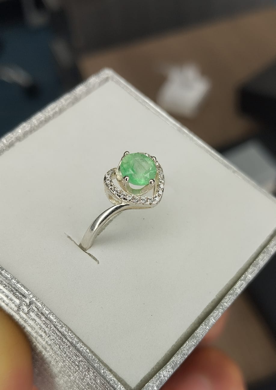 Anillo en plata con esmeralda talla redonda