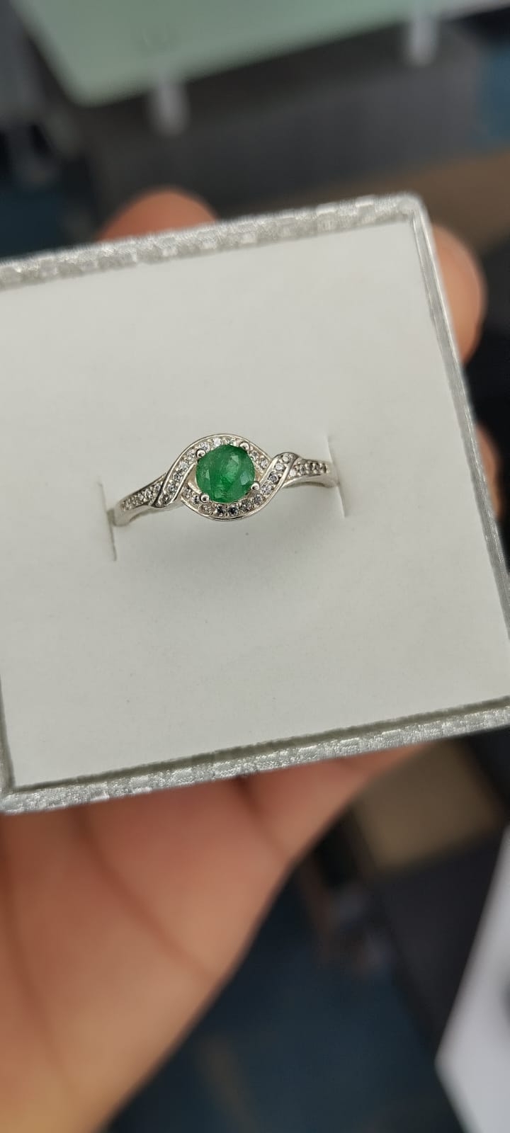 Anillo para dama en plata con esmeralda