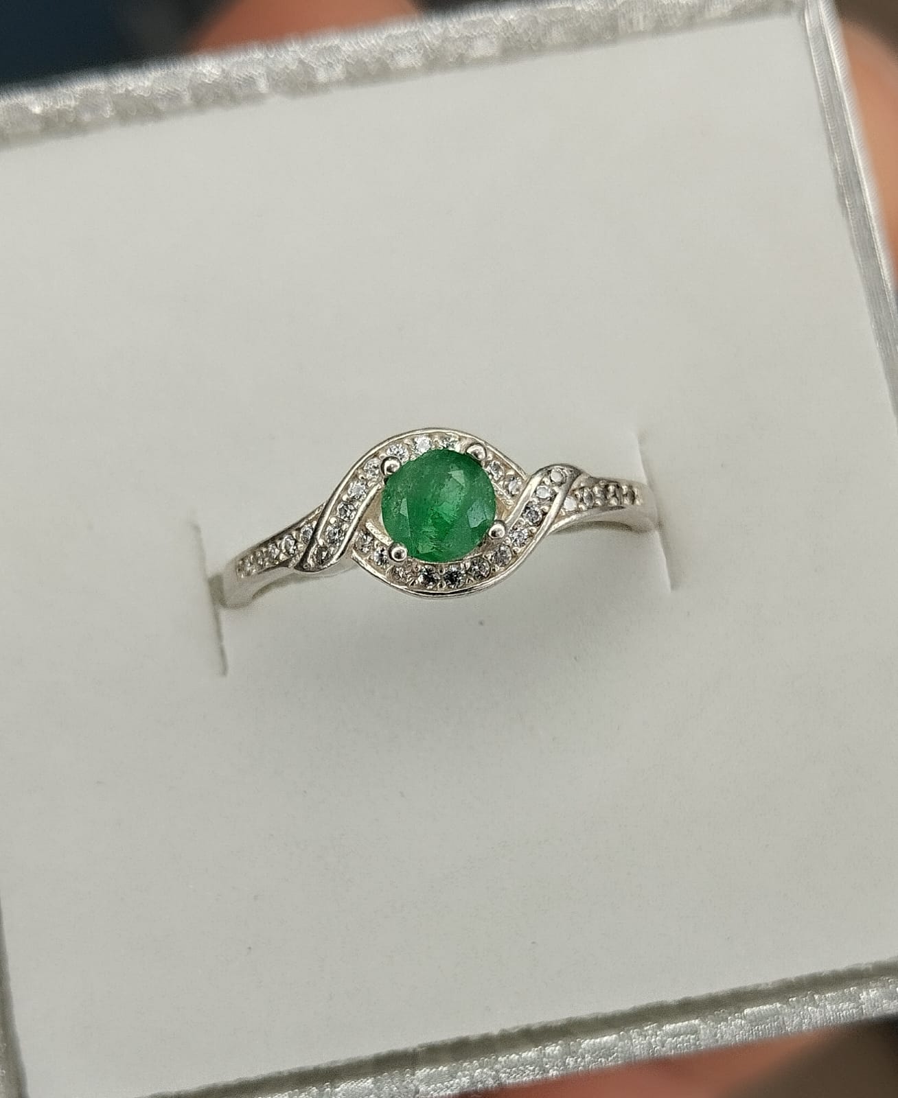 Anillo para dama en plata con esmeralda