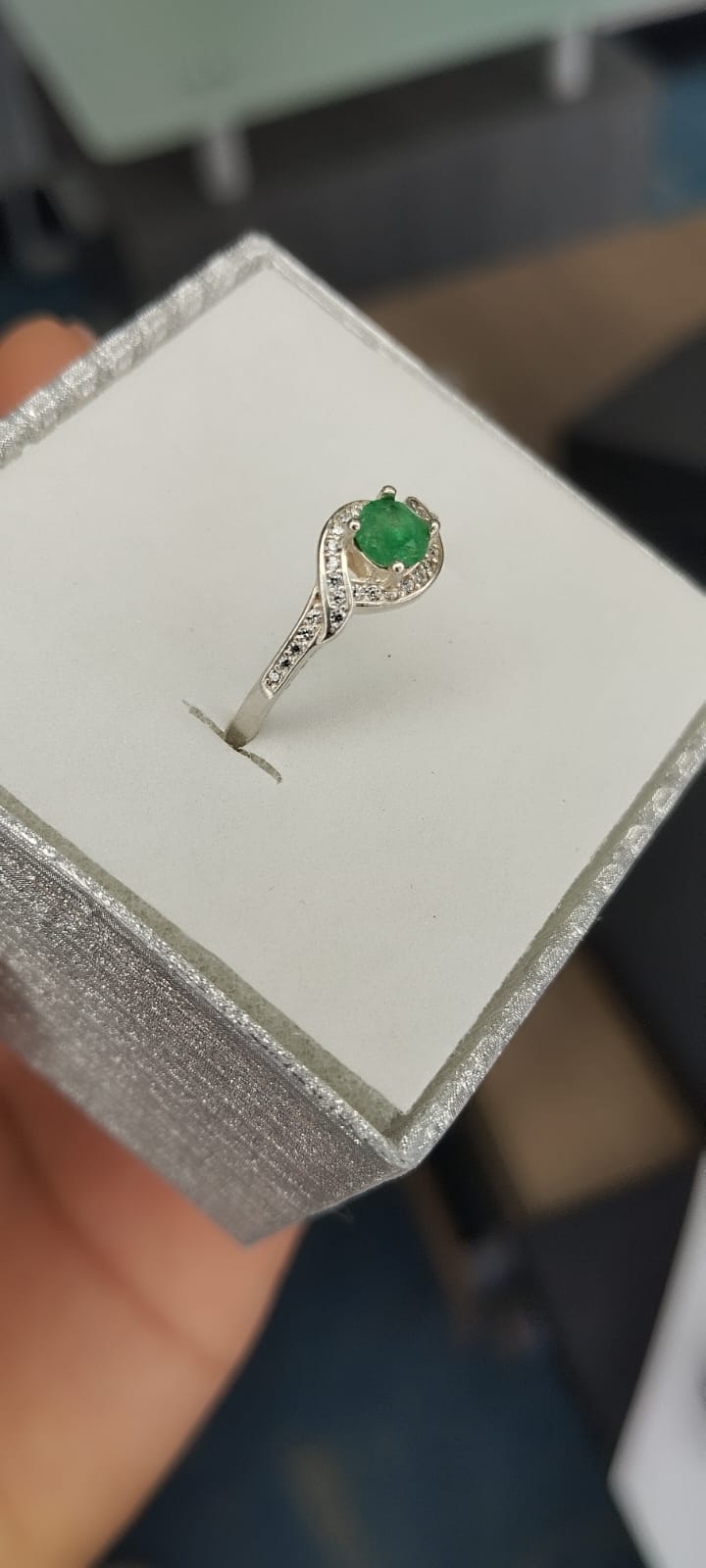 Anillo para dama en plata con esmeralda