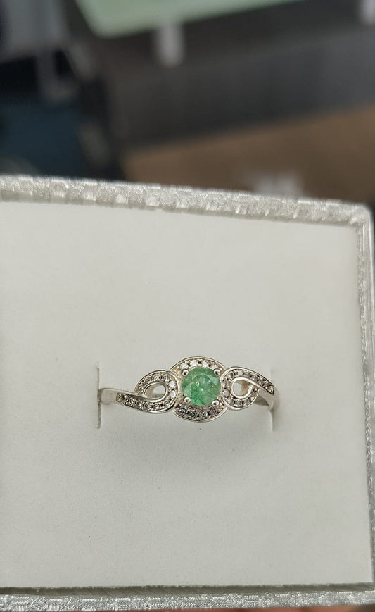 Anillo en plata con esmeralda
