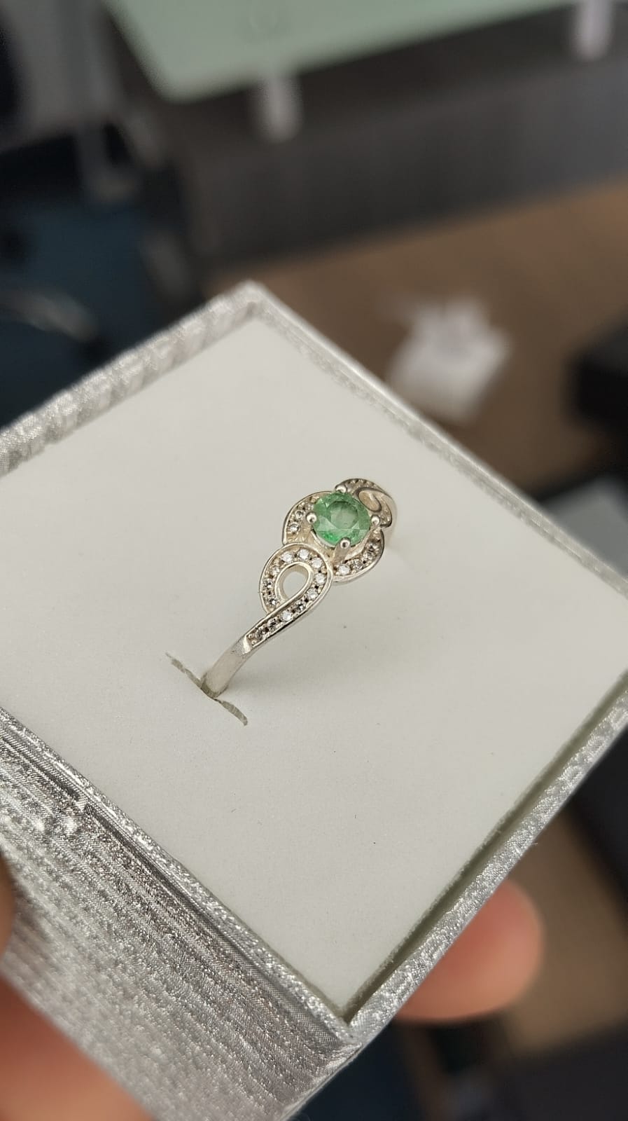 Anillo en plata con esmeralda