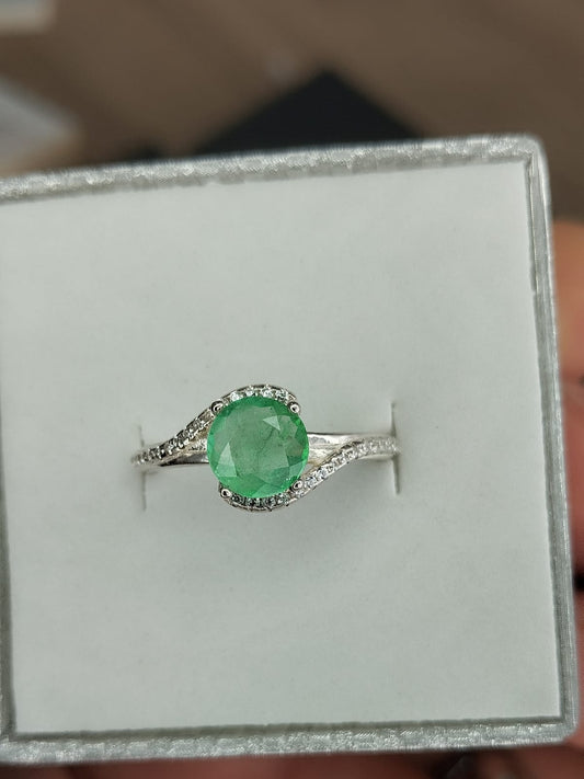 Anillo en plata con esmeralda talla redonda