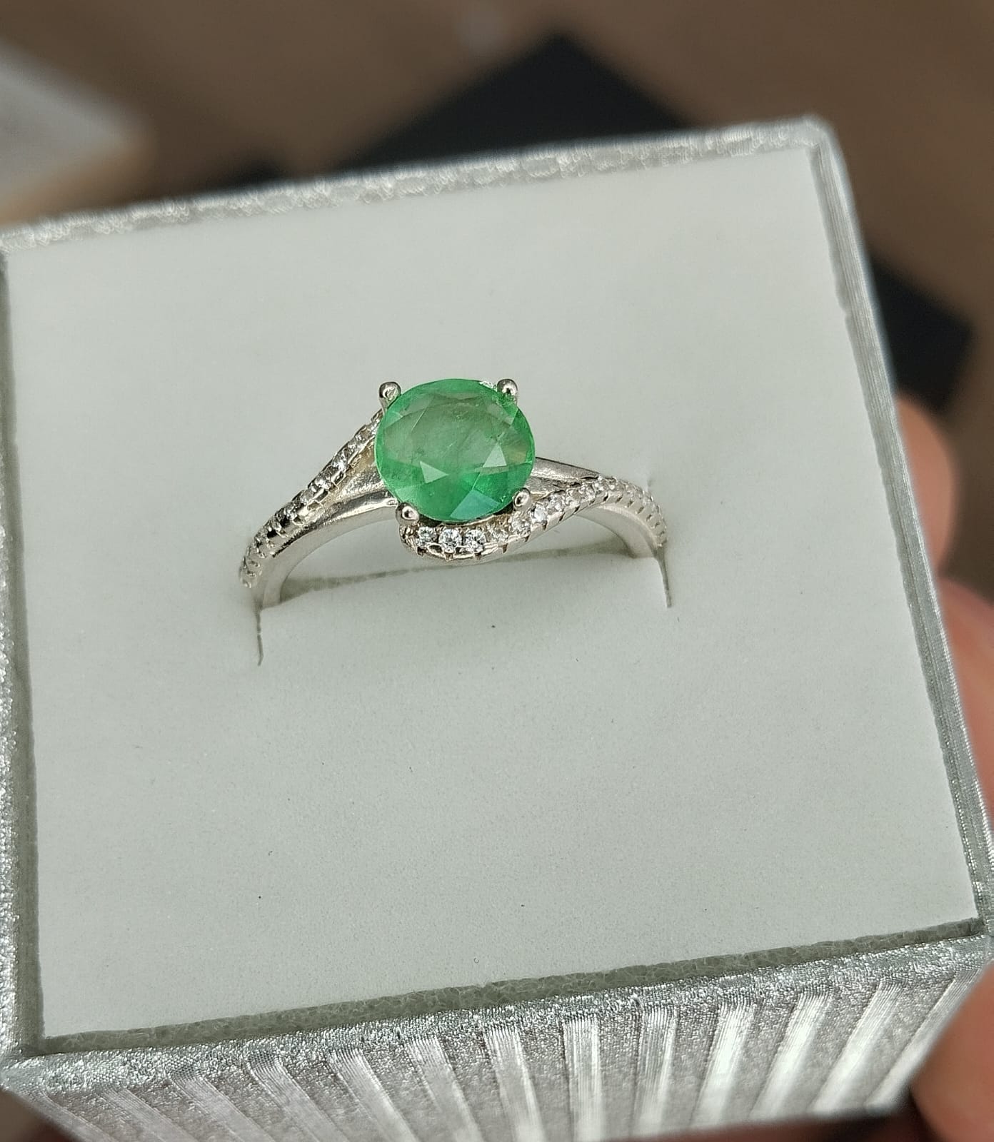 Anillo en plata con esmeralda talla redonda