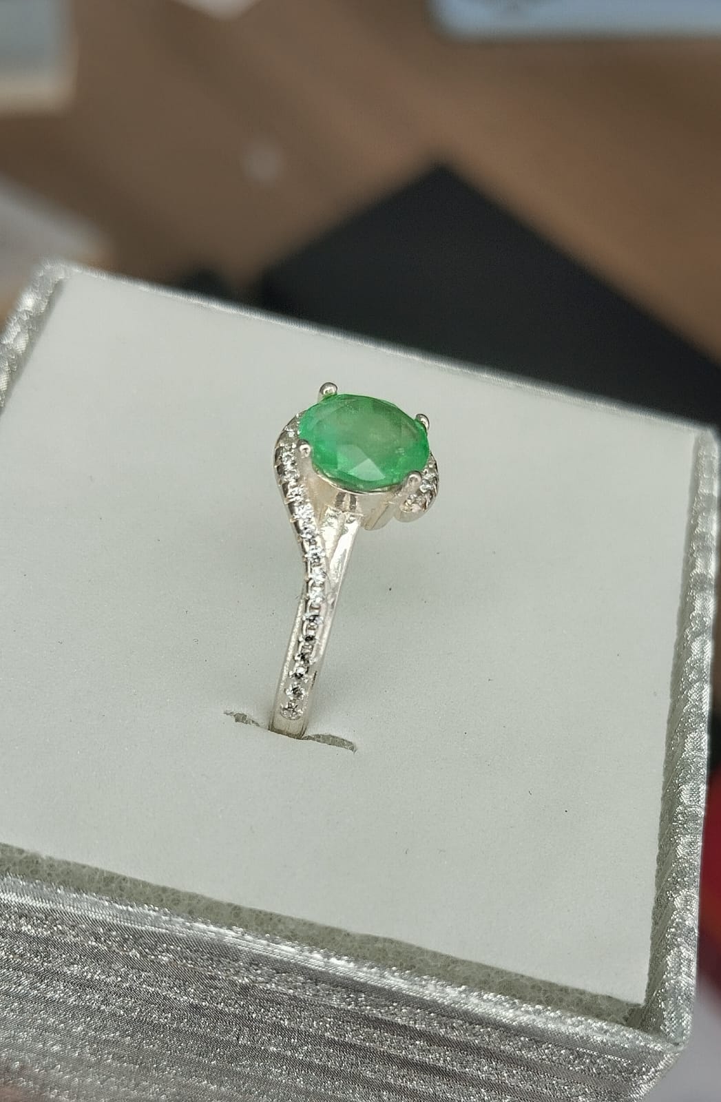 Anillo en plata con esmeralda talla redonda