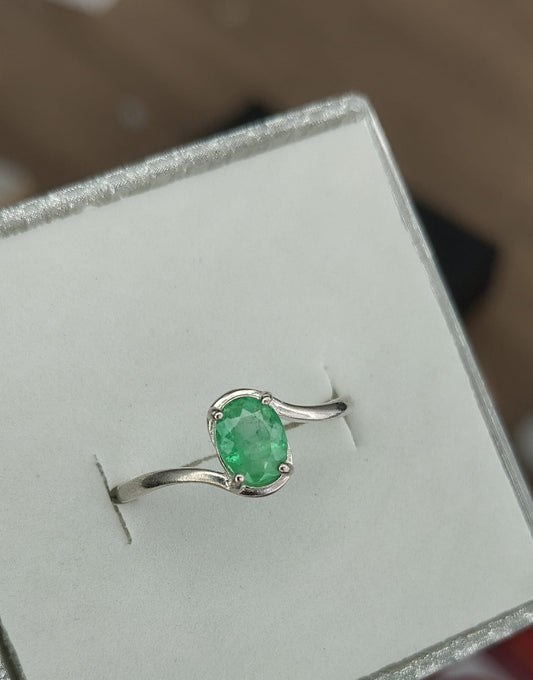 Anillo para dama en plata con esmeralda
