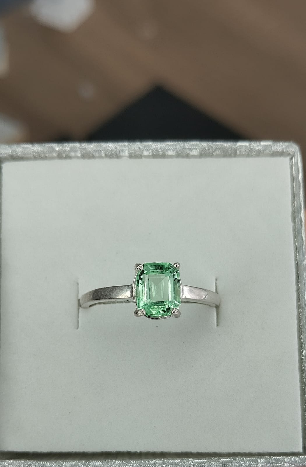 Anillo para dama en plata con esmeralda