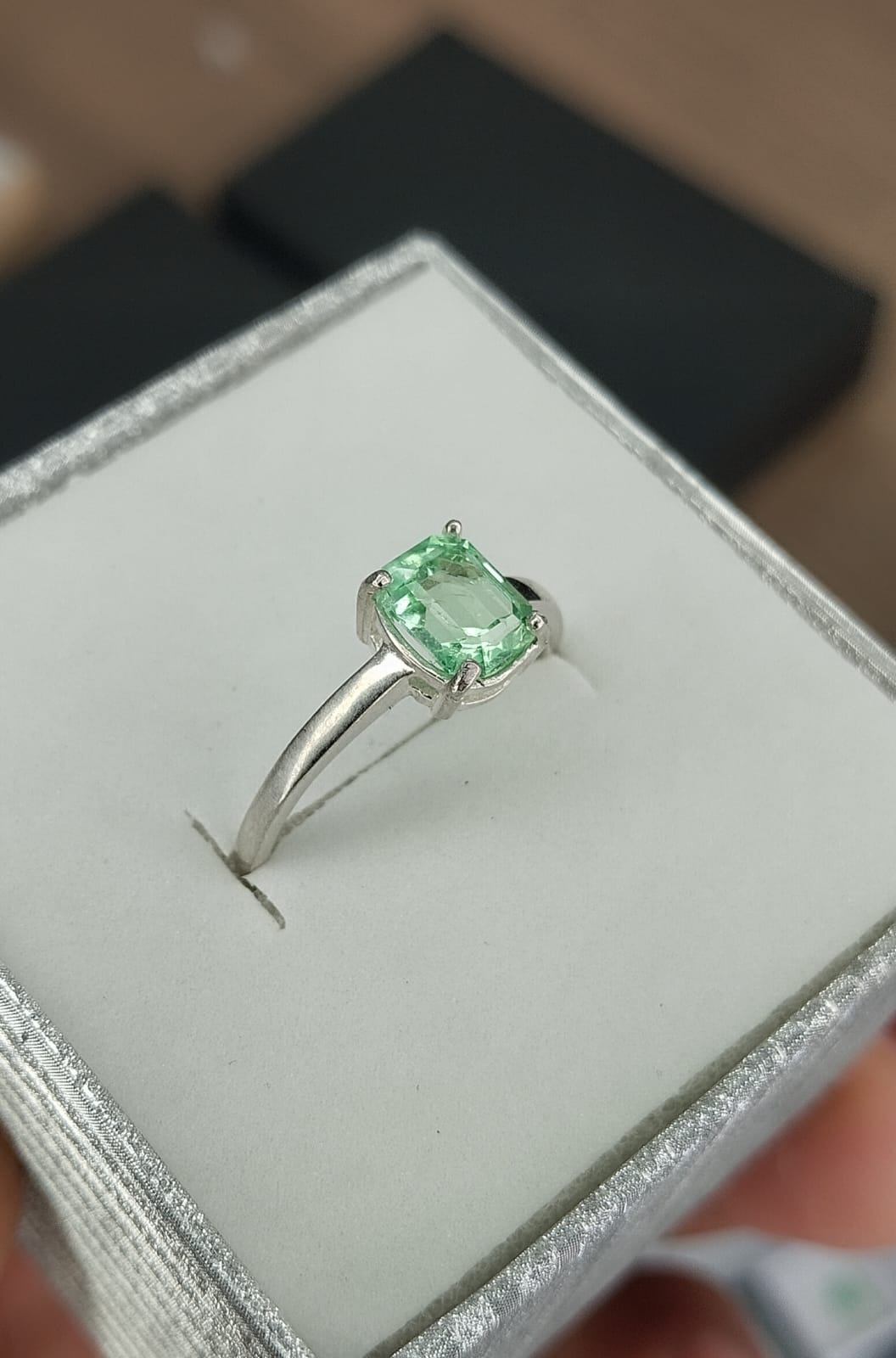 Anillo para dama en plata con esmeralda