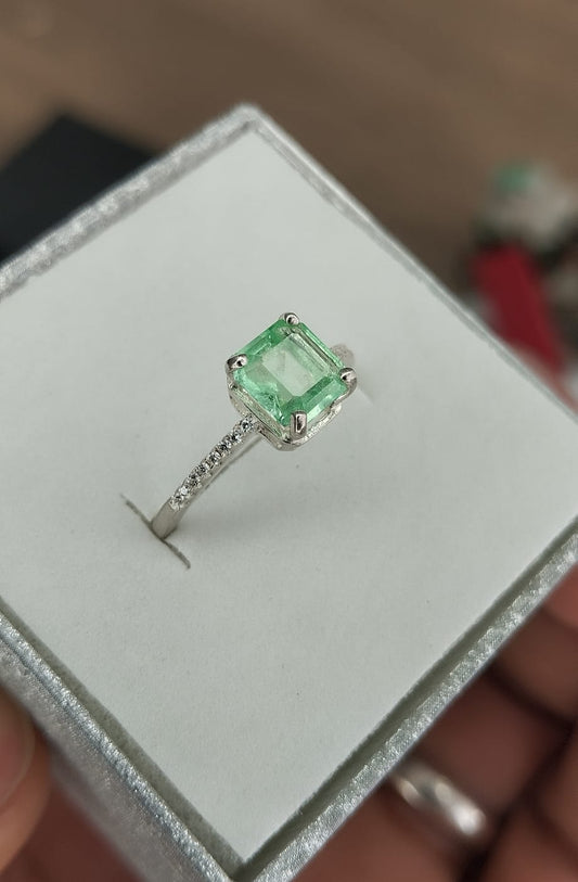 Anillo en plata con esmeralda