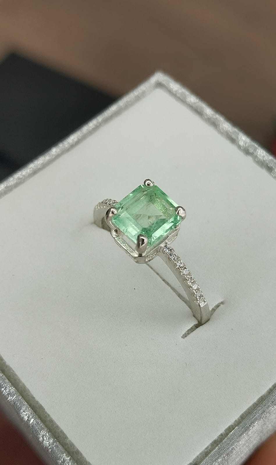 Anillo en plata con esmeralda