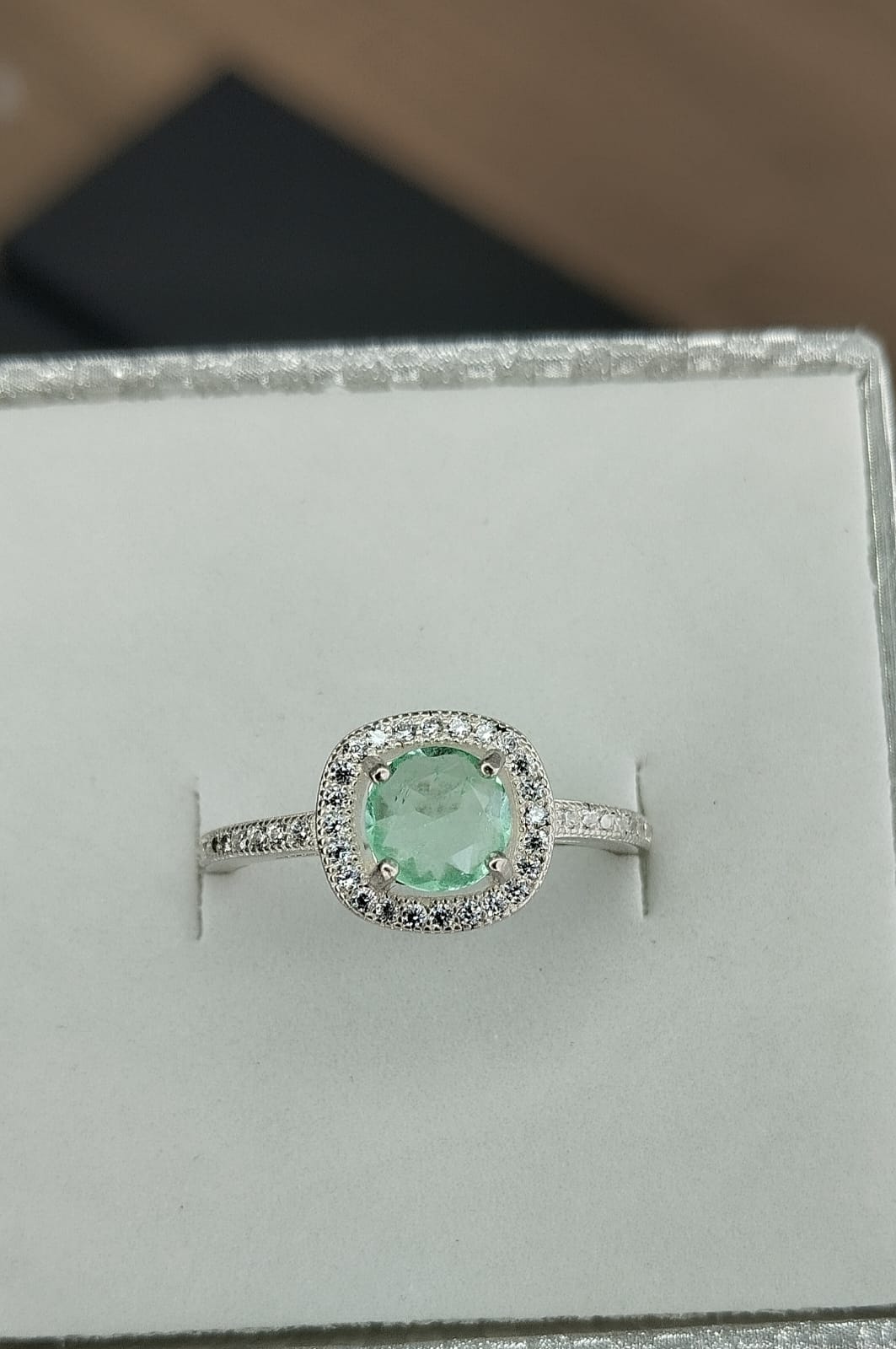 Anillo en plata con esmeralda