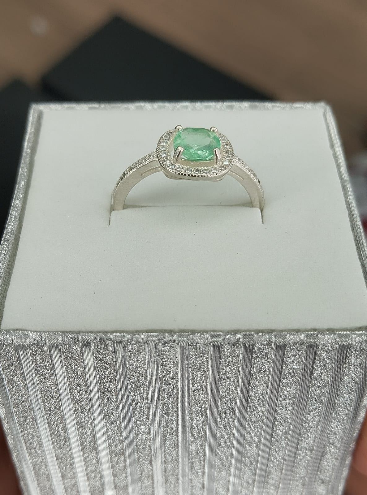Anillo en plata con esmeralda