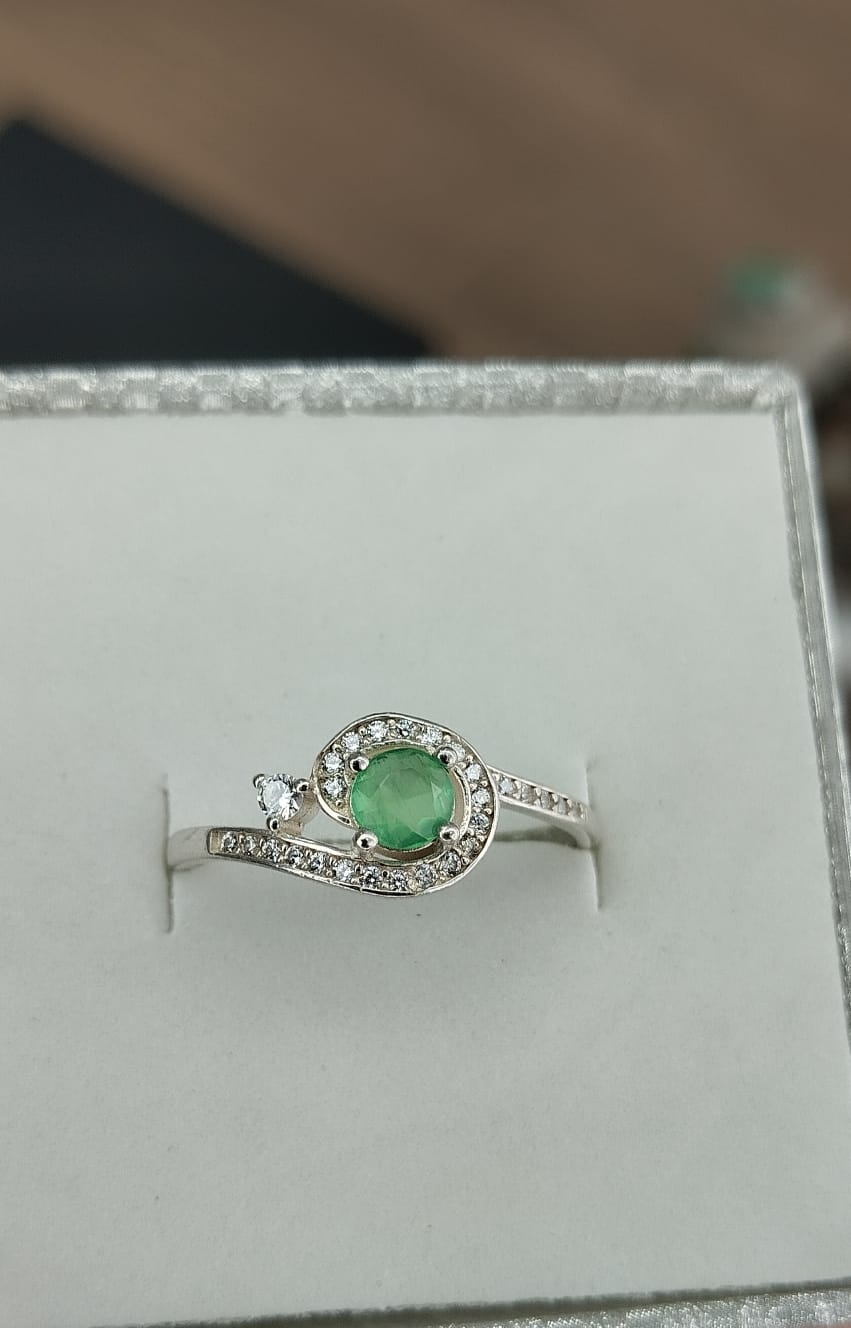 Anillo en plata con esmeralda talla redonda