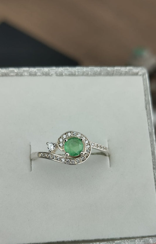 Anillo en plata con esmeralda talla redonda