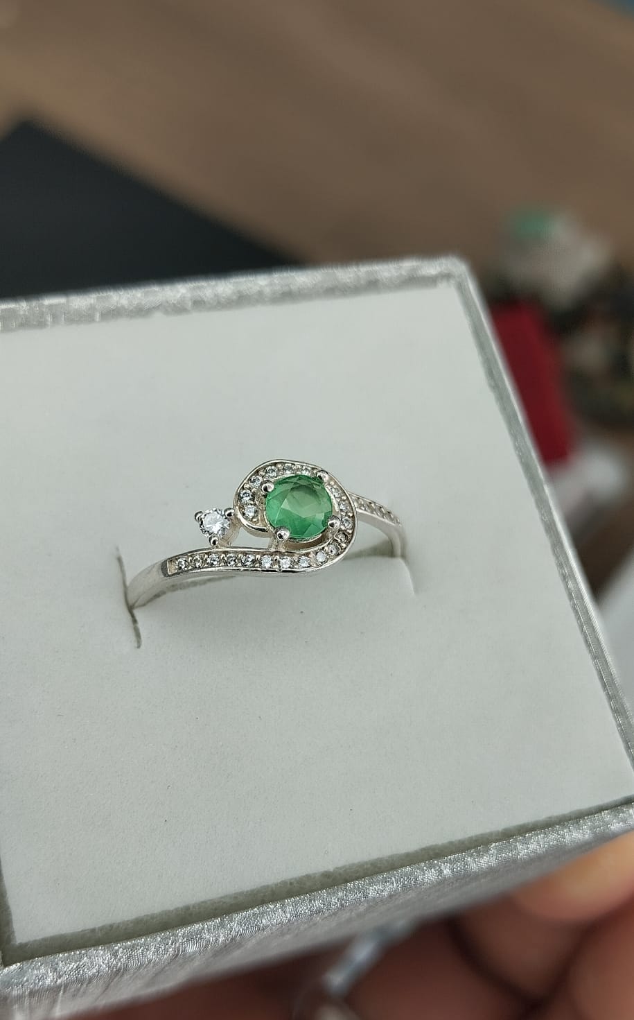 Anillo en plata con esmeralda talla redonda