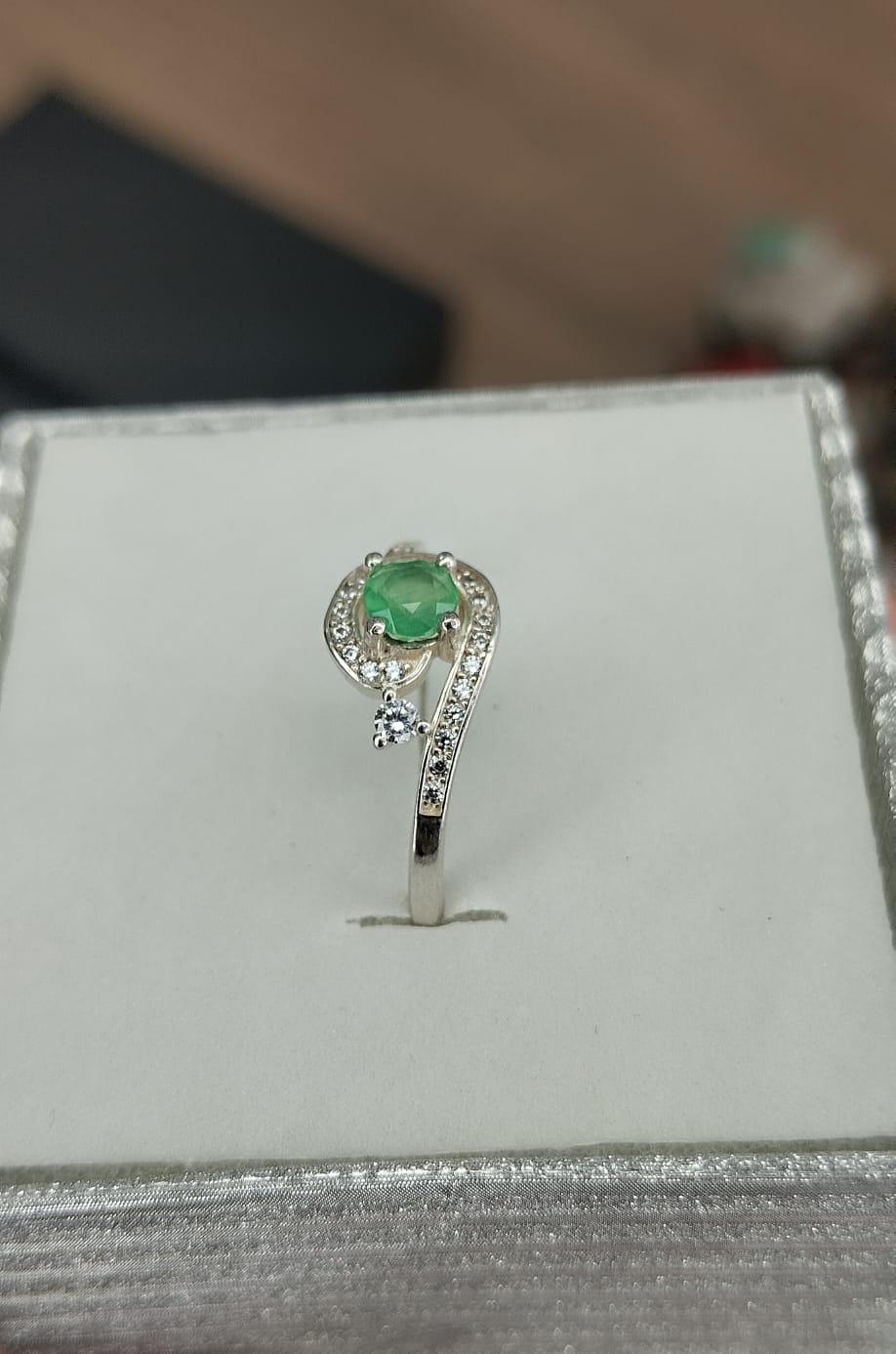 Anillo en plata con esmeralda talla redonda