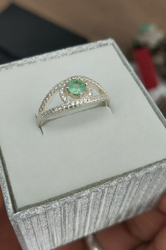 Anillo en plata con esmeralda talla redonda