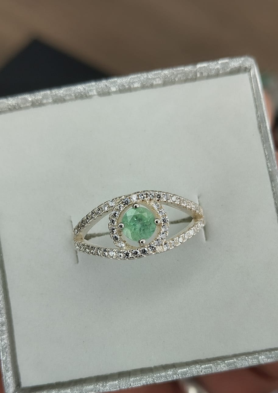 Anillo en plata con esmeralda talla redonda
