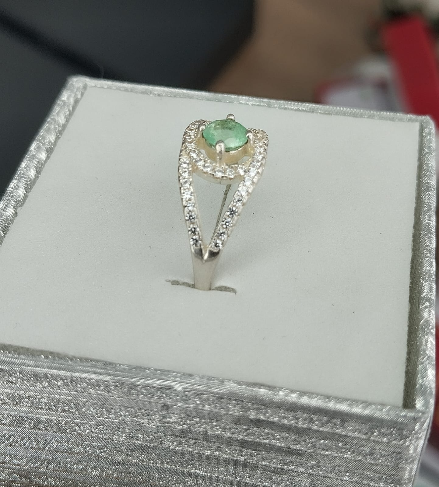 Anillo en plata con esmeralda talla redonda