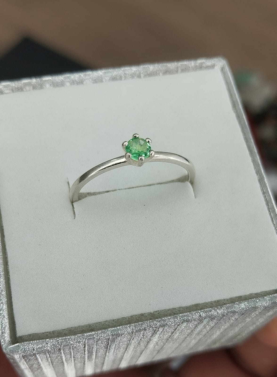 Anillo en pata con esmeralda talla redonda