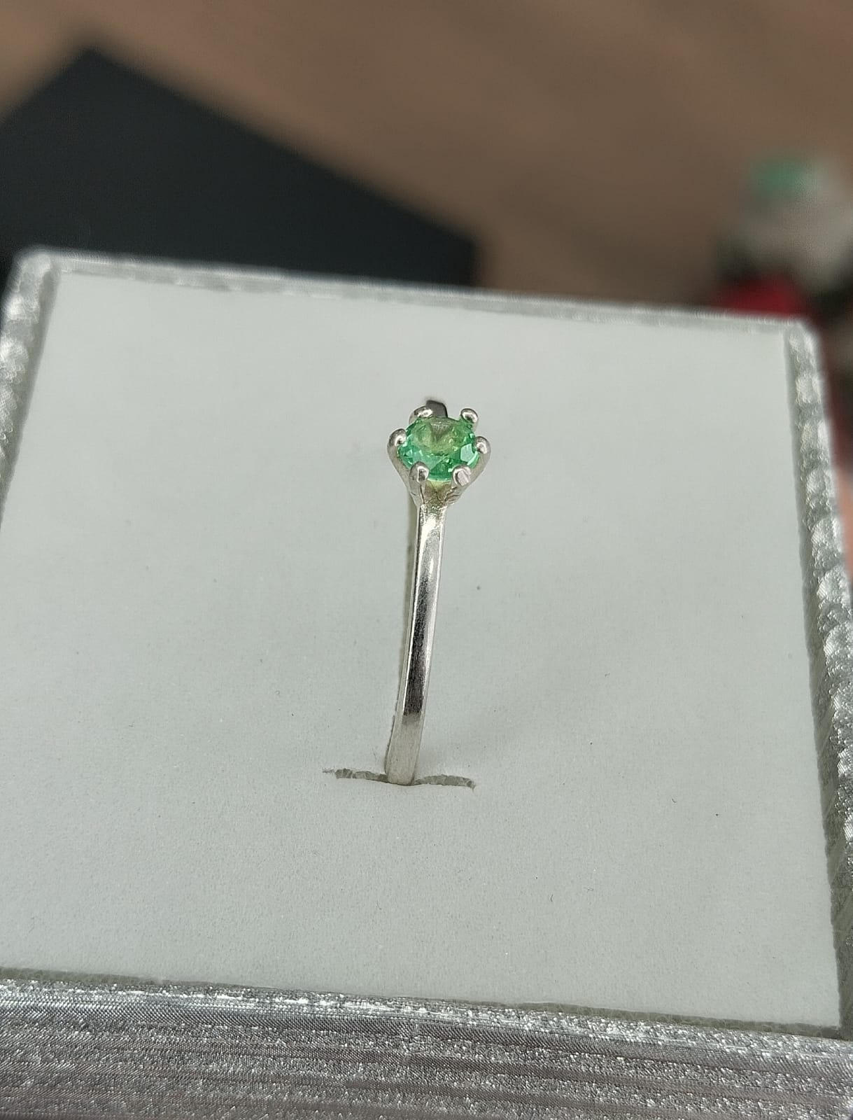 Anillo en pata con esmeralda talla redonda
