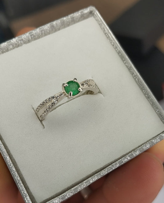 Anillo  para dama en plata con esmeralda