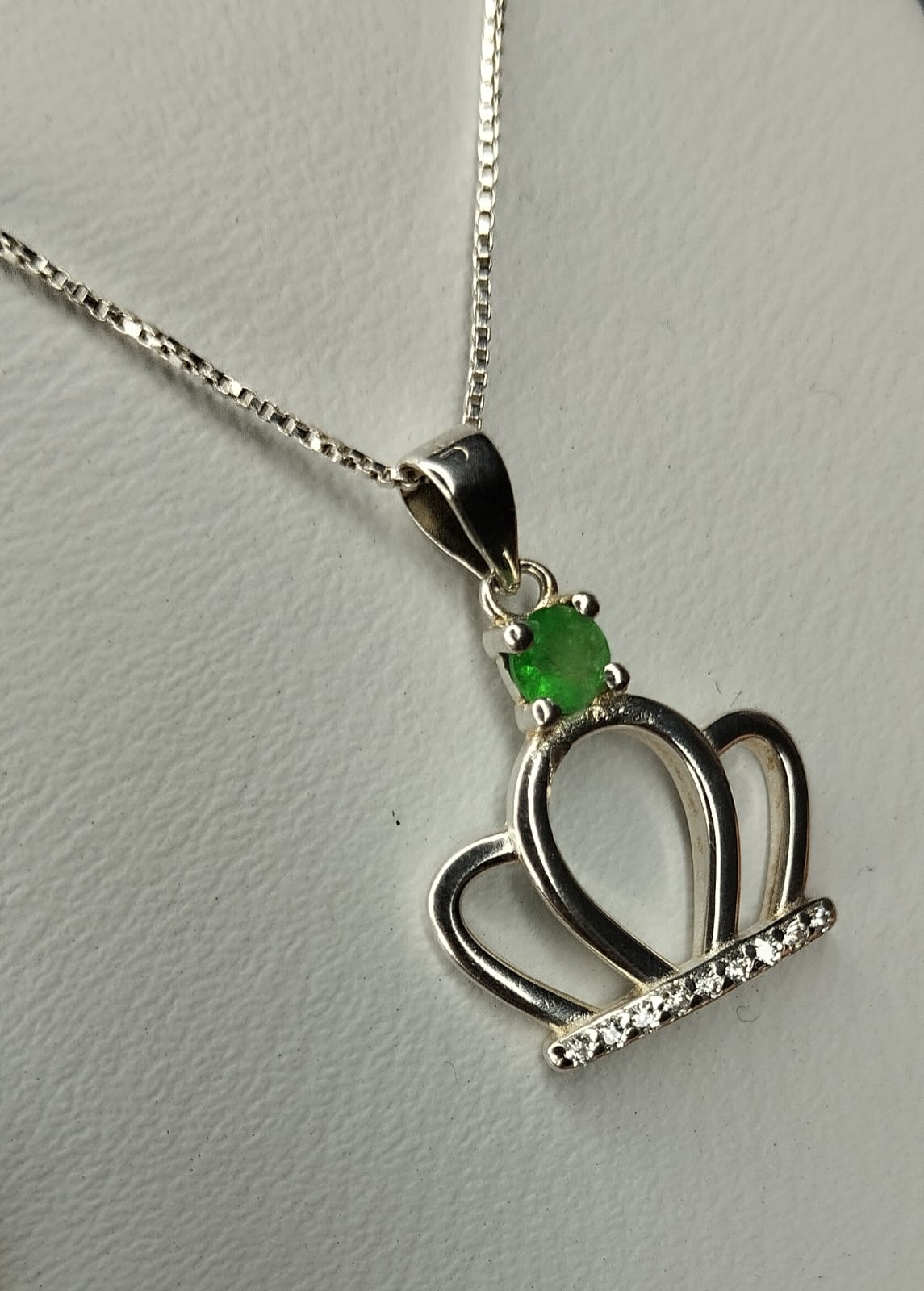 Dije y cadena en plata con esmeralda