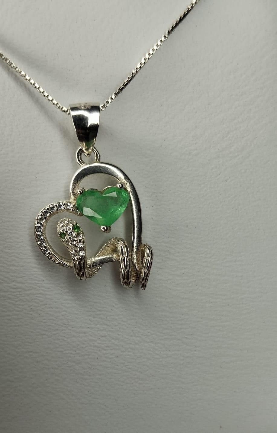 Dije y cadena con esmeralda