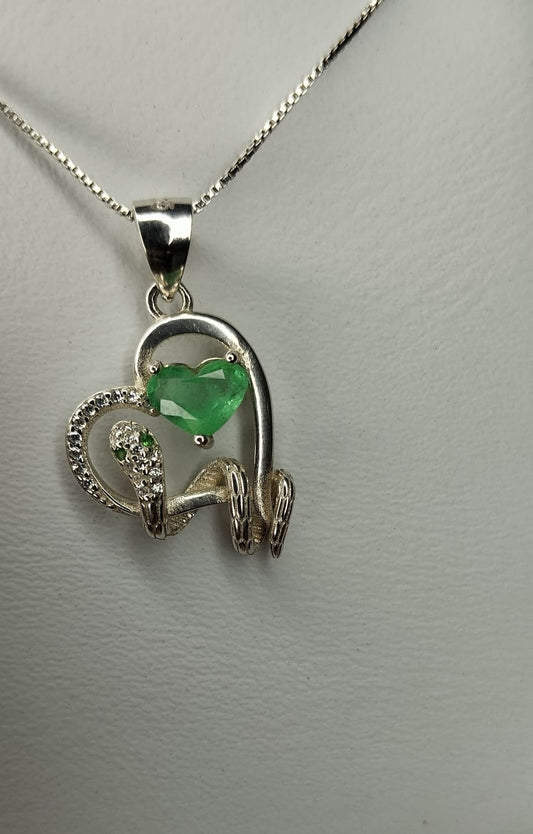Dije y cadena con esmeralda
