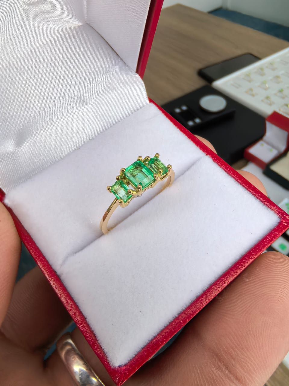 Anillo en Oro 18K con esmeralda