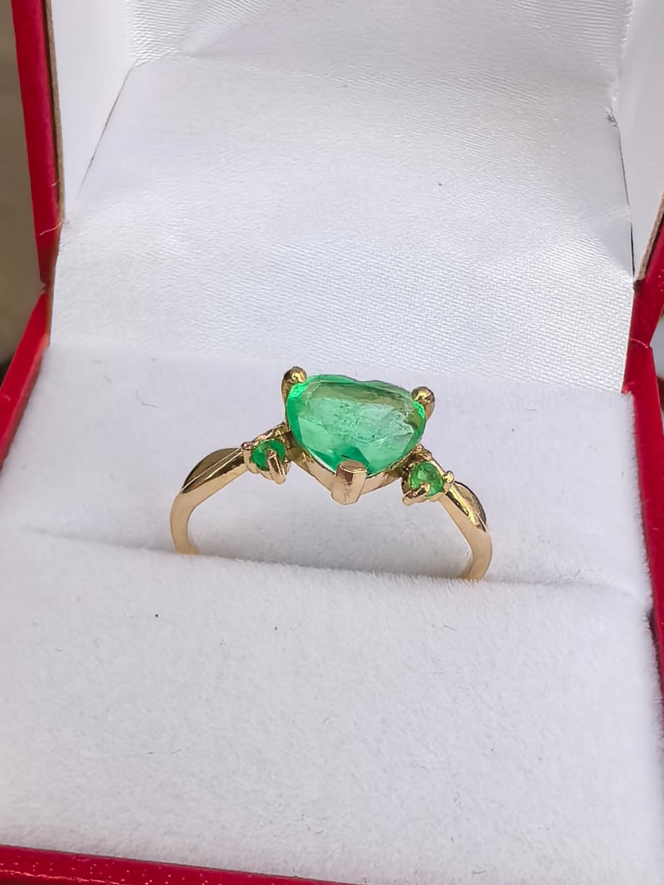 Anillo en Oro 18K con 3 esmeraldas